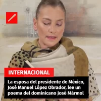 La esposa del señor presidente de México, José Manuel López Obrador, lee un poema del dominicano José Mármol