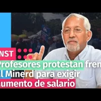 Profesores protestan frente al Minerd para exigir aumento de salario