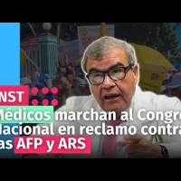 Multitudinaria marcha acude al Congreso Nacional contra las ARS y AFP