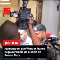 Momento en que Wander Franco llega al Palacio de justicia de Puerto Plata