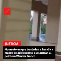 Momento en que trasladan a fiscalía a madre de adolescente que acusan al pelotero Wander Franco
