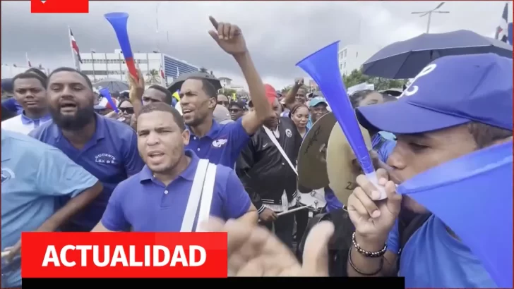 Miles de profesores vuelven a protestar en Santo Domingo por un aumento salarial
