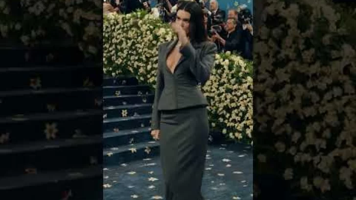 Kendall Jenner ELEGANTE en la MET Gala