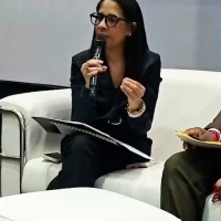 Elvira Lora denuncia barreras estructurales que limitan la participación de las mujeres en el periodismo y la academia