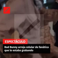 Bad Bunny arroja al agua celular de fanática que lo estaba grabando