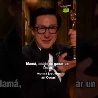 Ke Huy Quan llora al recibir su primer Oscar. #lacajaverde #acentotv #lisbethmontas