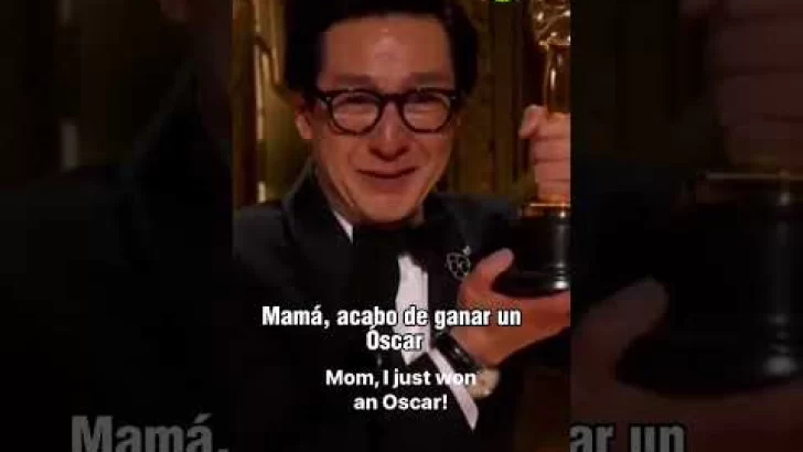 Ke Huy Quan llora al recibir su primer Oscar. #lacajaverde #acentotv #lisbethmontas