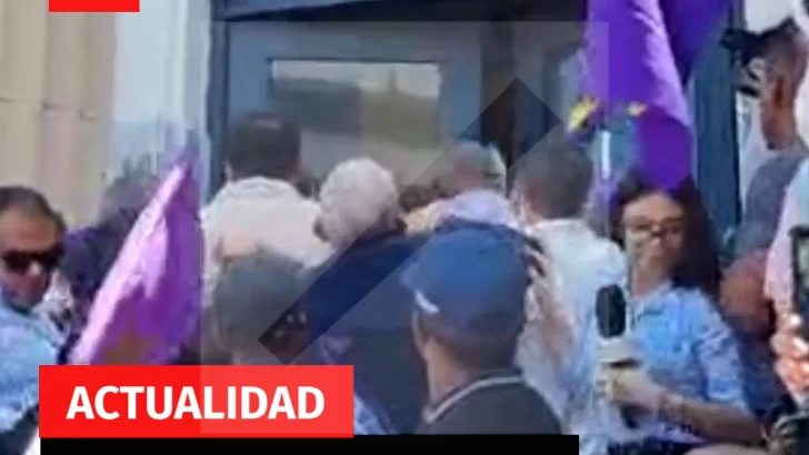 Seguidores del PLD intentan penetrar a la fuerza a Palacio de Justicia