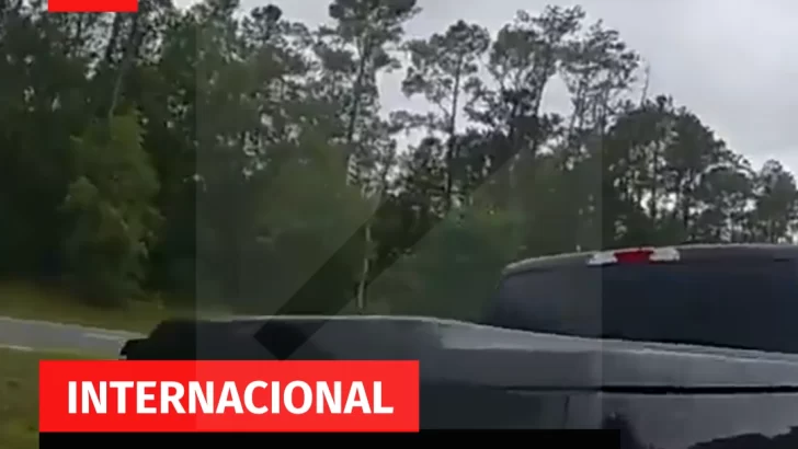 Auto se sube a la rampa de una grúa y vuelca en el asfalto