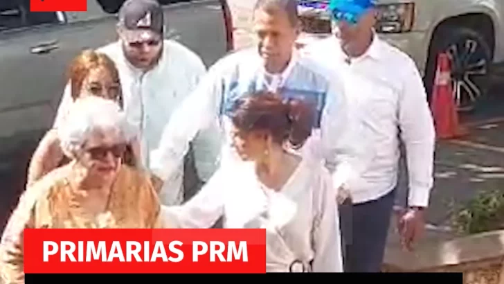 Llegada del candidato a la presidencia Guido Gómez Mazara al junto de su madre y su esposa para votar