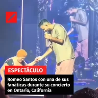 Romeo Santos con una de sus fanáticas durante su concierto en Ontario, California