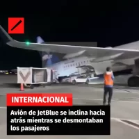 Avión de JetBlue se inclina hacia atrás mientras se desmontaban los pasajeros