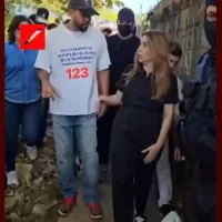 Romeo Santos acompaña a la alcaldesa en su visita a los barrios afectados por las lluvias