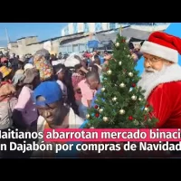 Haitianos abarrotan mercado binacional, en Dajabón, haciendo compras de Navidad