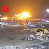 Confirman cinco muertos tras el choque de dos aviones en Tokio