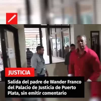 Salida del padre de Wander Franco del Palacio de Justicia de Puerto Plata, sin emitir comentario