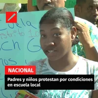 Padres y niños protestan por condiciones  en escuela local