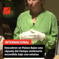 Descubren en Países Bajos una cápsula del tiempo centenaria escondida bajo una estatua