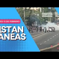 Con bombas lacrimógenas dispersan protesta frente a Dirección de Pensiones