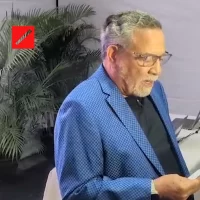 Presidente Junta Electoral Santiago, Jaime Thomás Frías, lee primer boletín