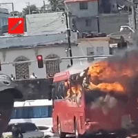 Guagua se incendia en el puente flotante