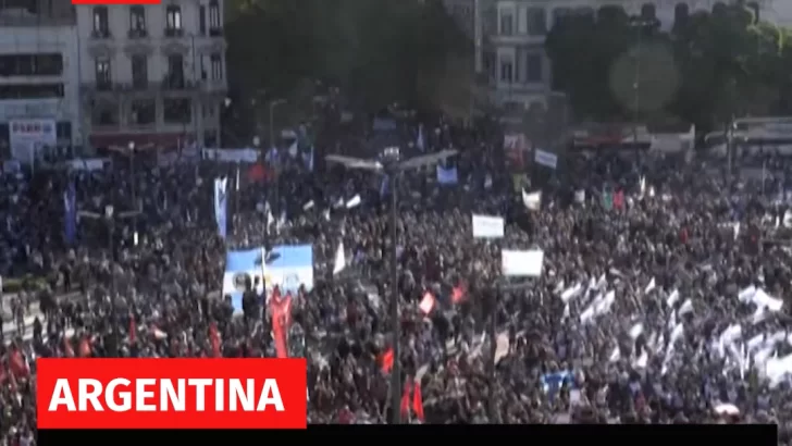 Estudiantes salen a las calles en rechazo a ajuste a las universidades en Argentina