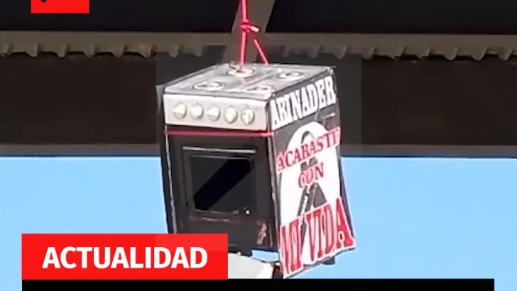 Campaña en contra de la reelección del presidente Luís Abinader, estufa colgada en puente peatonal Zona Franca