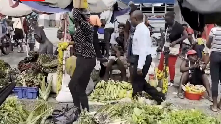 Compradores llenan mercado de Puerto Príncipe en medio de la basura para celebrar el día de la madre