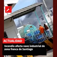 Incendio afecta nave industrial de zona franca de Santiago