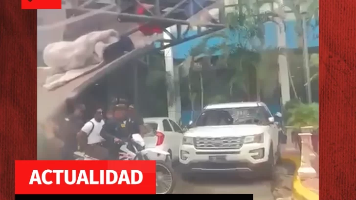 Momento en que arrestan al estilista Carlos Martínez