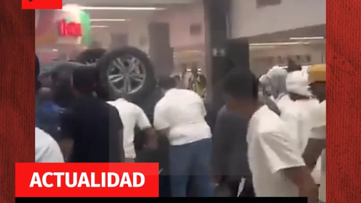 Auto cae desde el segundo piso de El Nacional en la avenida 27 de Febrero