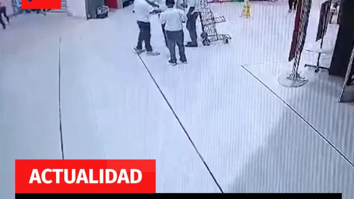 Cámara de seguridad capta el momento en que vehículo cae de segundo nivel del Supermercado Nacional