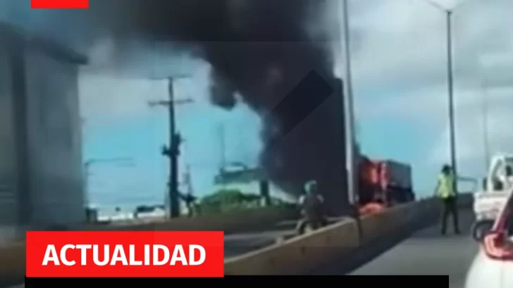 La tarde de este lunes se registró el incendio de un vehículo en la avenida Nicolás de Ovando con Máximo Gómez