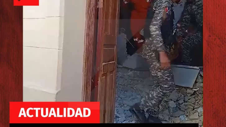 Tres heridos tras derrumbarse pared de edificio Arzobispado en Santiago