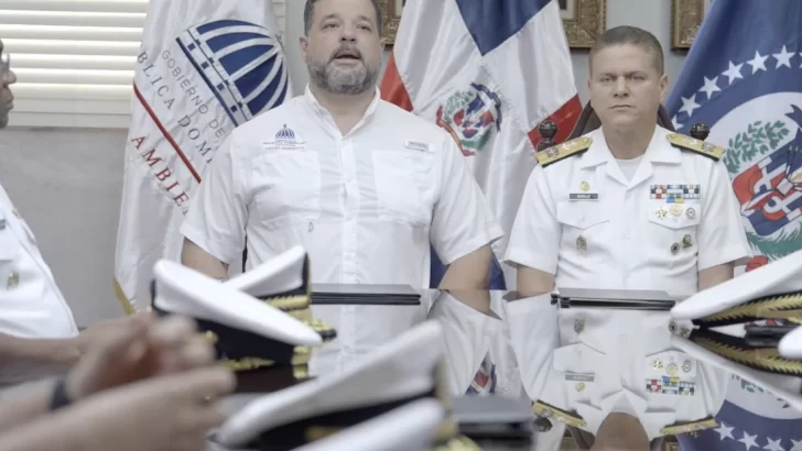 Medio Ambiente y la Armada firman acuerdo para proteger las Dunas de Baní