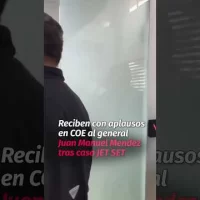 Reciben con aplausos en COE al generalJuan Manuel Mendeztras caso JET SET