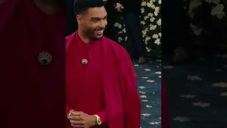 Actor de Bridegerton DESLUMBRA en la MET Gala 2025