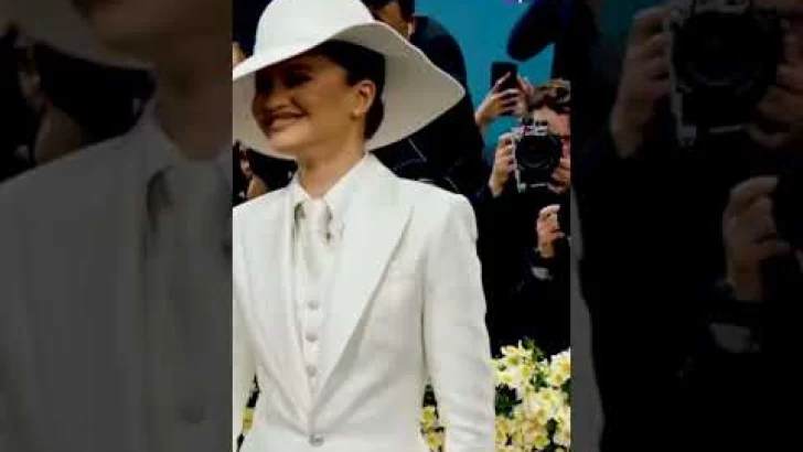 Zoe Saldaña destronó a Zendaya en la Met Gala 2025
