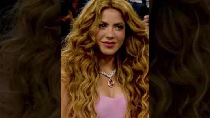 Shakira NO SABE VESTIRSE