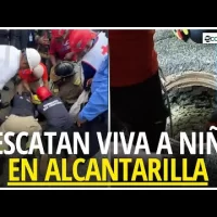 ¡Rescatan con vida a niña que cayó en alcantarilla en San Cristóbal!