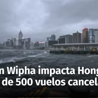 Hong Kong bajo vientos extremos del tifón Wipha este 20 de julio de 2025. Más de 500 vuelos cancelados