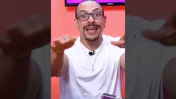 Juan Esteban se arrodilla y le da mensaje a Luinny Corporán Juan Esteban se arrodilla y le da mensaje a Luinny Corporán