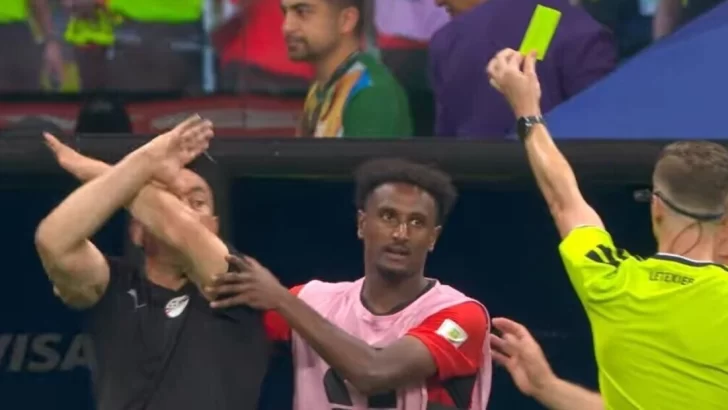 Mundial 2026: Qué significa el gesto de brazos cruzados que hizo el técnico de Egipto tras la victoria de Argentina