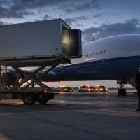 De las principales portadas de hoy: El día que Trump voló escondido en un container