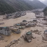 Las portadas de hoy en el QUIOSQUITO: Nepal en shock, Meta paga fortuna