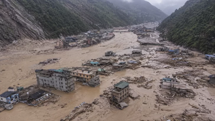 Las portadas de hoy en el QUIOSQUITO: Nepal en shock, Meta paga fortuna