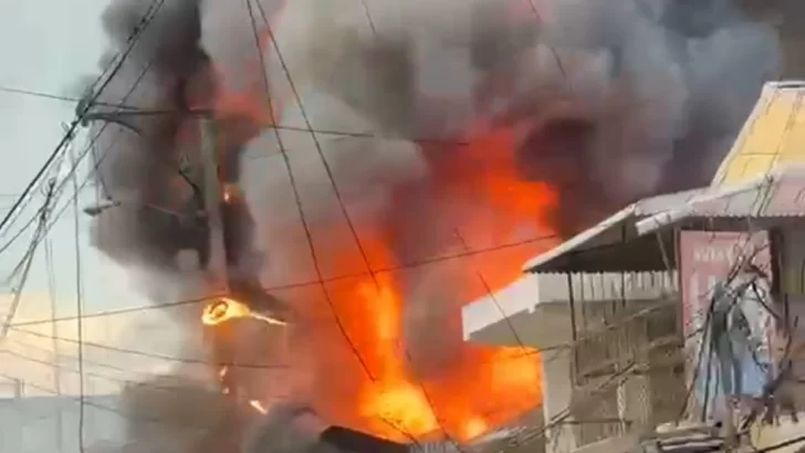 Incendio destruye al menos cinco viviendas en Pueblo Nuevo Incendio destruye al menos cinco viviendas en Pueblo Nuevo