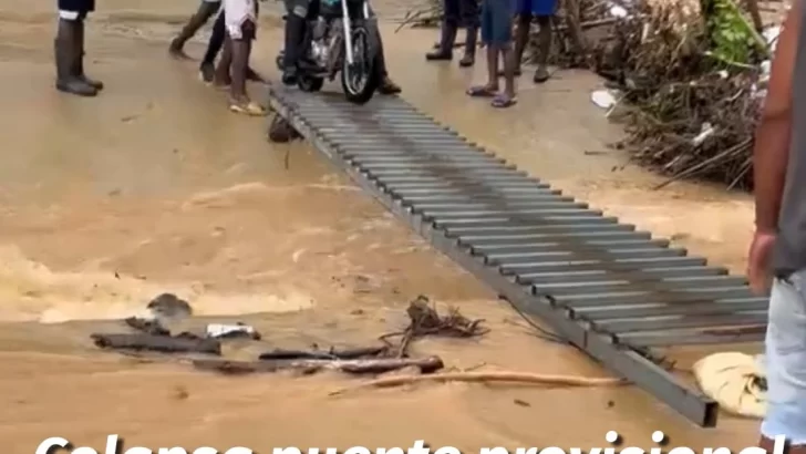 Colapsa puente provisional entre Don Juan y Yamasá por las lluvias; denuncian cobros de RD$200 para cruzar